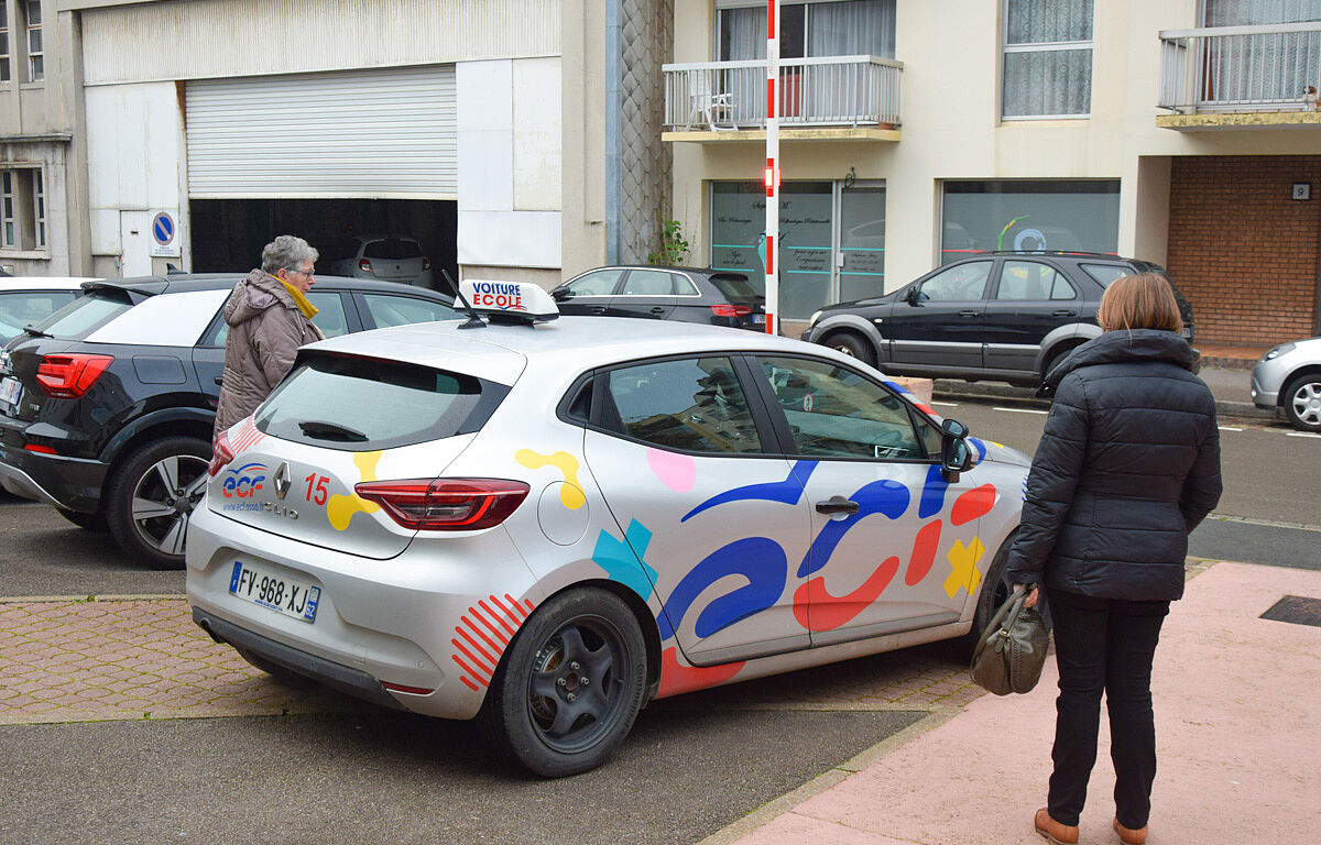 aide au stationnement sur le volant pratique